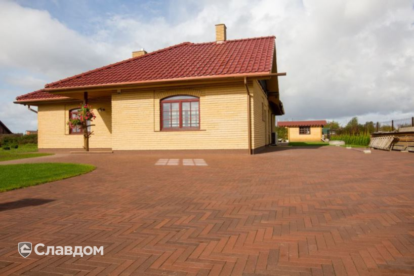 Территория частного дома с применением брусчатки Penter Baltic Klinker Pavers Nuance STT65