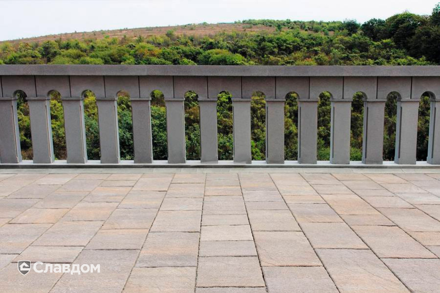 Загородный дом у моря с применением брусчатки Выбор