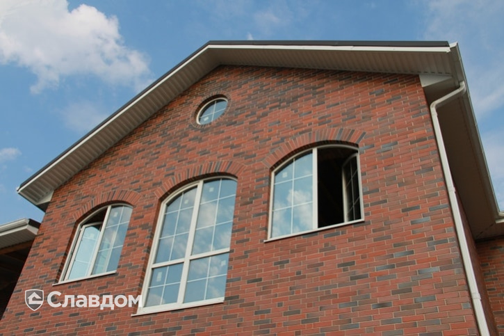 Жилой дом с облицовкой кирпичом Terca Red Flame гладкий
