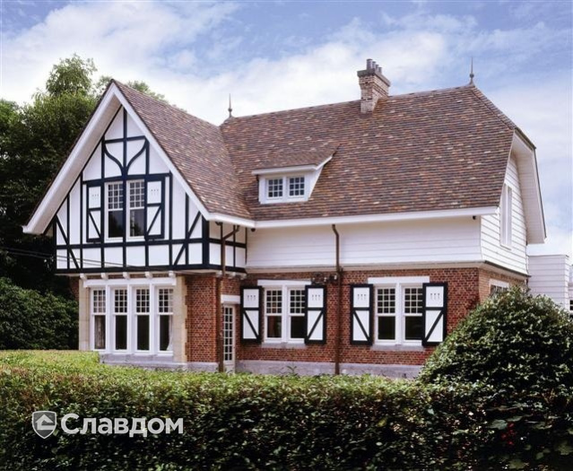 Двухэтажный частный дом с применением керамической черепицы Koramic Patrimony Handcrafted Plain Tile Kent Red, Vineyard Black, Lichen Green