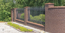 Забор частного дома с применением профильного кирпича и фасадной плитки King Klinker 03 коричневый