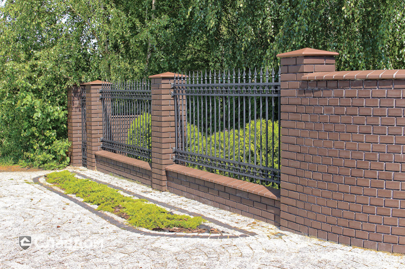 Забор частного дома с применением профильного кирпича и фасадной плитки King Klinker 03 коричневый