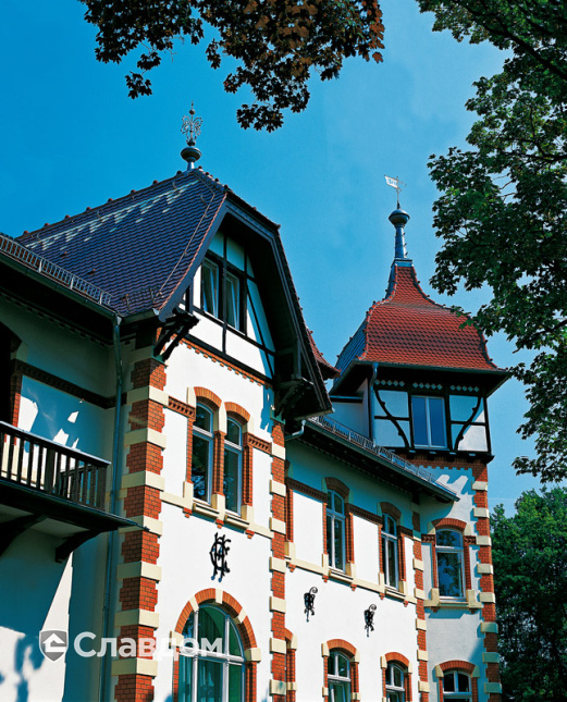 Дом с узором на крыше из черепицы Creaton Biber Klassik Braun Engobiert