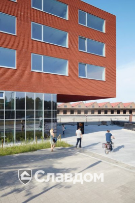 Школа в Кортрейке с облицовкой кирпичом Terca Marono Rood Extra