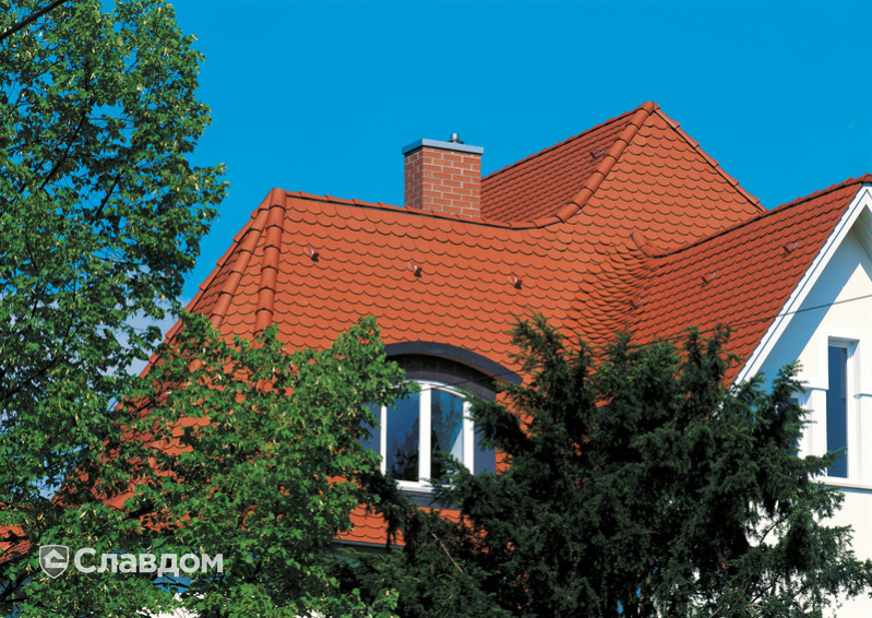 Жилой дом с бассейном с крышей из черепицы Creaton Biber Klassik Naturrot
