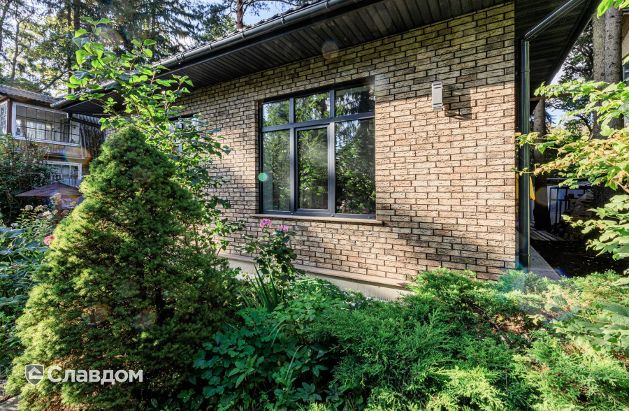 Загородный дом в Московской области с облицовкой кирпичом Faber Jar