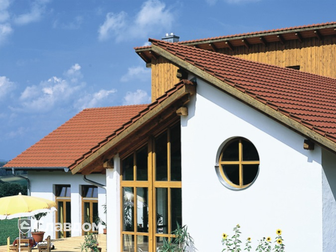 Частный дом с черепицей Braas Топаз 13V натуральный красный