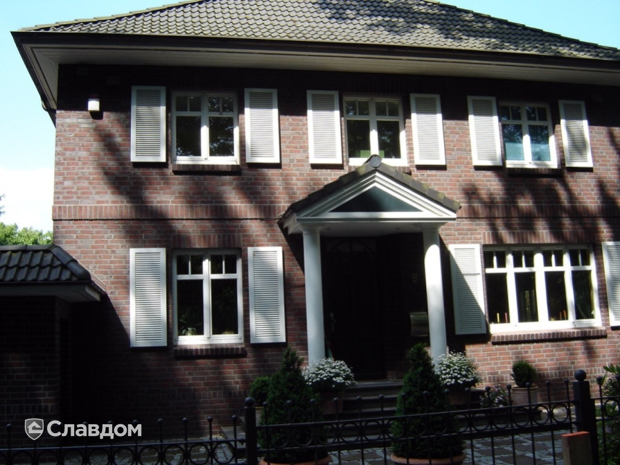 Двухэтажный жилой дом с облицовкой кирпичом Terca HKS Bunt