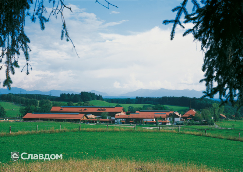 Жилой комплекс с крышей из черепицы Creaton Domino Naturrot