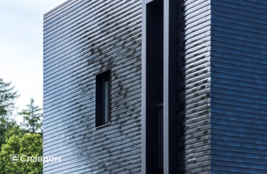Жилой дом с применением керамической черепицы Koramic 301 Plain Tile Smooth Anthracite Engobe и Black Glazed