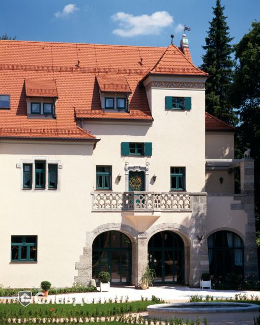 Жилой дом с часами с крышей из черепицы Creaton Biber Klassik Naturrot