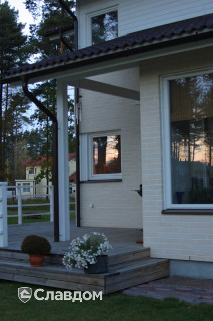 Жилой дом с черной крышей с облицовкой кирпичом Terca Kuura гладкий