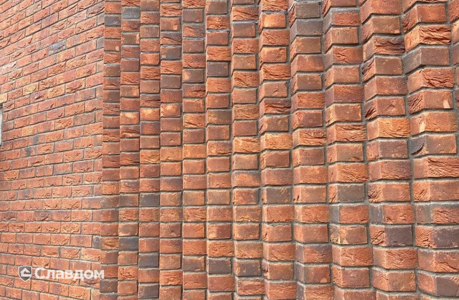 Центр «Катерпиллар Холл» в Тосно с использованием кирпича ENGELS Limburgs Oranje Bont