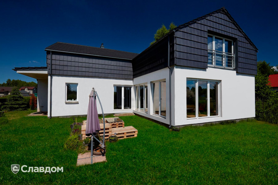 Частный дом с применением керамической черепицы Koramic Orea 9 anthracite matt engobe