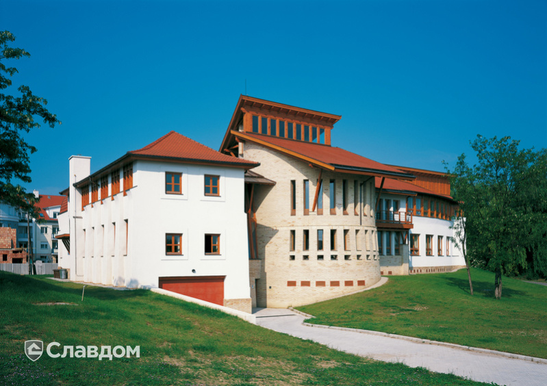 Здание ратуши с крышей из черепицы Creaton Biber Klassik Naturrot