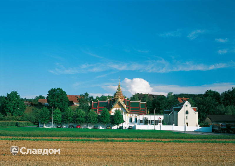 Буддийский храм с крышей Creaton Biber Klassik Weinrot Glasiert и Grun Glasiert