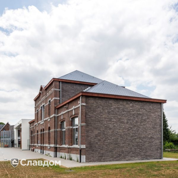 Здание школы с облицовкой кирпичом Terca Iluzo Grijs-zwart