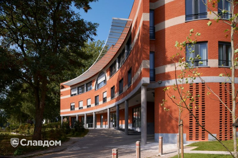 Офис с облицовкой кирпичом Terca Donkerrood и Forum Prata