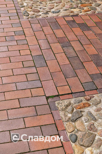 Пешеходная дорожка с применением брусчатки MUHR 04S Rotbraun-bunt special