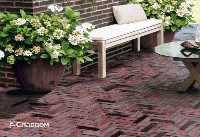 Территория частного дома с применением брусчатки Penter Alt-Jemgum