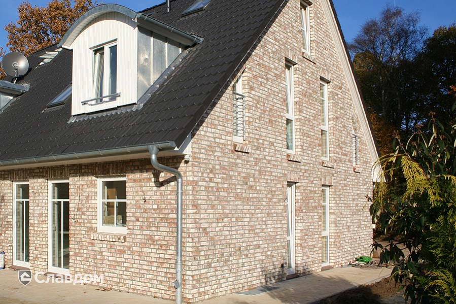 Трехэтажный частный дом с облицовкой кирпичом Roben Geestbrand buntweiss