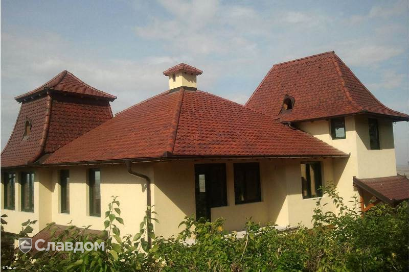 Двухэтажный жилой дом с черепицей TONDACH Бобровка 19-антик ангоб