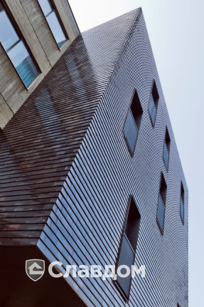 Трехэтажный дом с применением керамической черепицы Koramic 301 Plain Tile Smooth Anthracite Engobe, Black Glazed и Wine Red Glazed