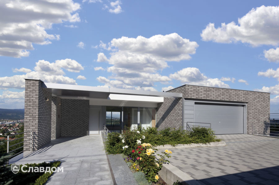 Частный дом с облицовкой фасадной клинкерной плиткой King Klinker Old Castle HF43 Glacier cave