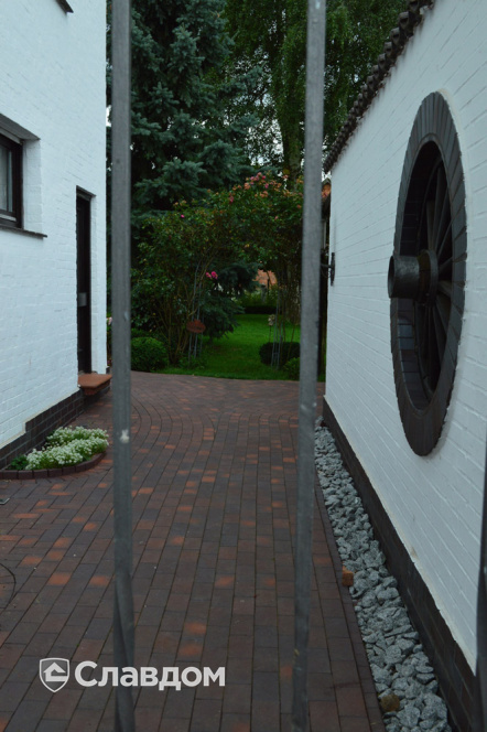 Двор частного дома с применением брусчатки Vandersanden Calau 52