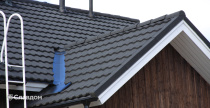 Крыша частного загородного дома выполнена композитной черепицей AeroDek (DECRA) Classic цвет антрацит