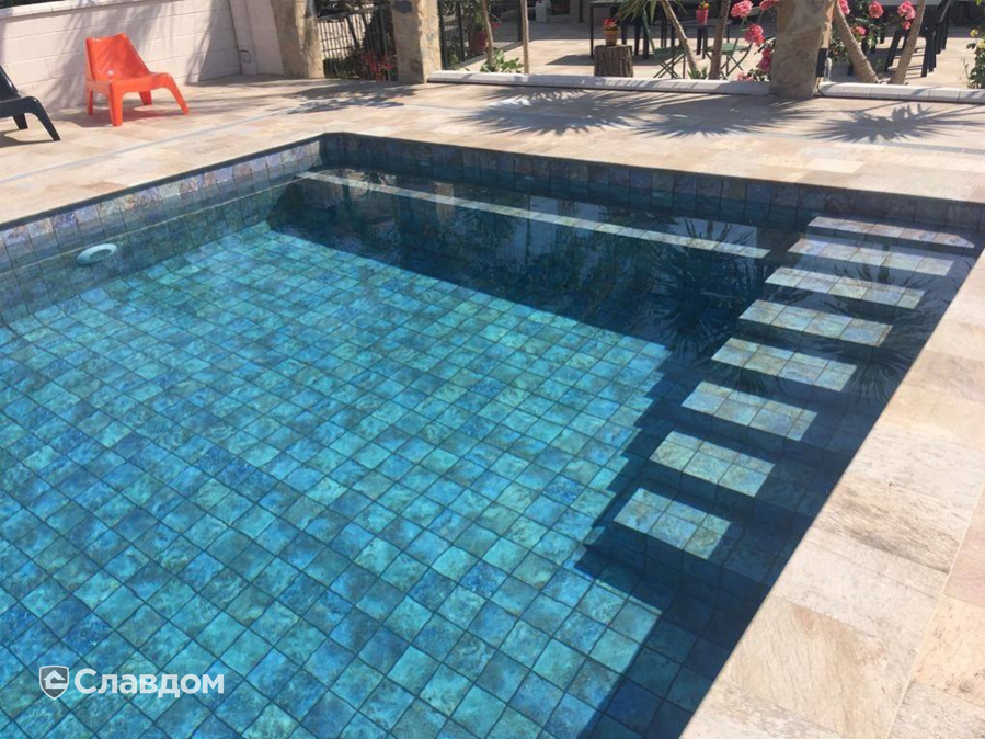 Бассейн с применением плитки Gres Aragon Itaca Gris и Ocean Green River