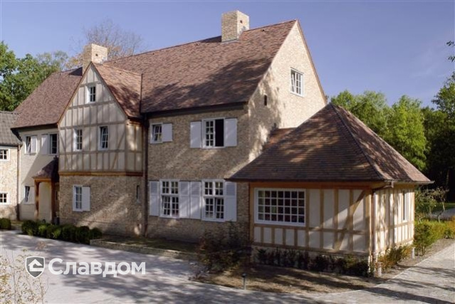 Двухэтажный жилой дом с применением керамической черепицы Koramic Patrimony Handcrafted Plain Tile Kent Red, Vineyard Black, Lichen Green