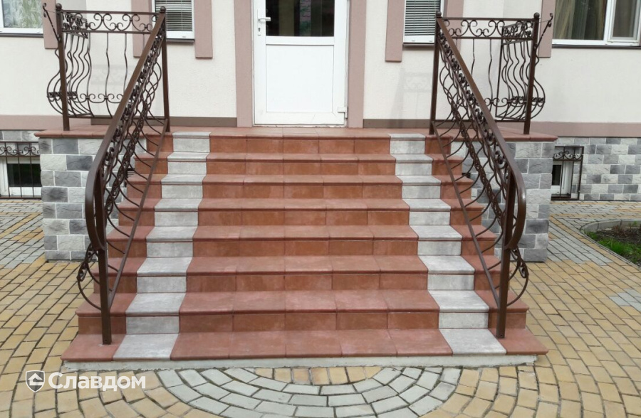 Ступени и плитка Westerwaelder Klinker коллекции ATRIUM Scotch и ATRIUM Mittelgrau в облицовке крыльца