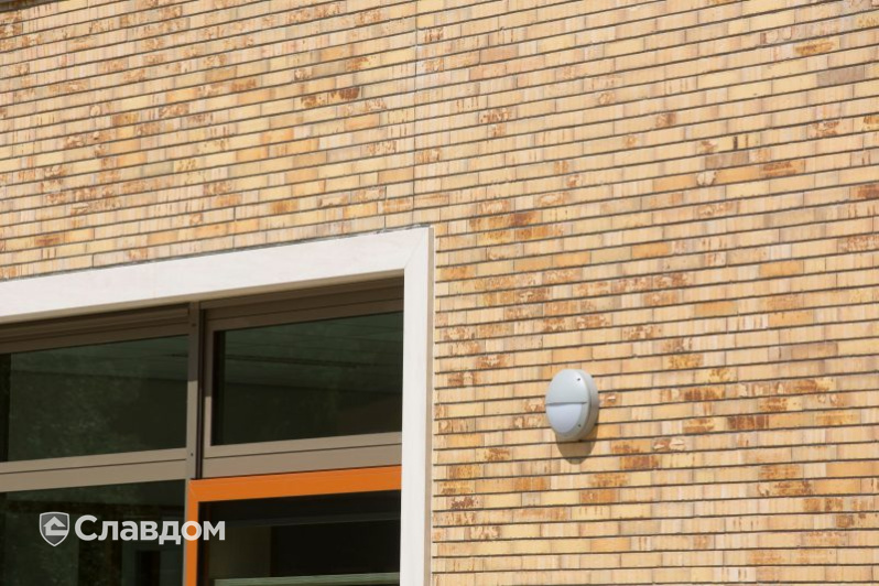 Здание школы Roelof Venema с облицовкой кирпичом Terca Sussex Multi Gesinterd