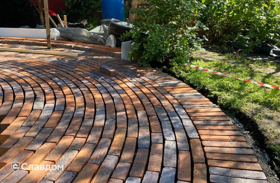 Тротуарная дорожка с мощением брусчаткой Skriabin Ceramics 53