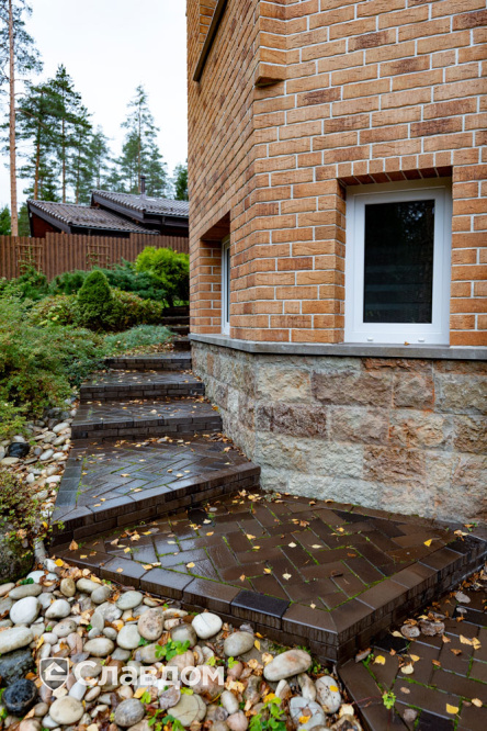 Частный дом с дорожками из брусчатки Penter