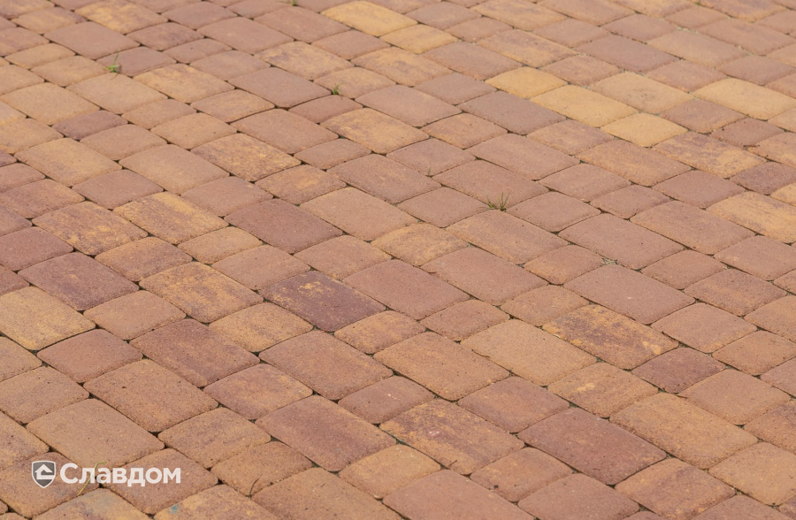 Частный дом в Ленинградской области с мощением плиткой Braer Классико