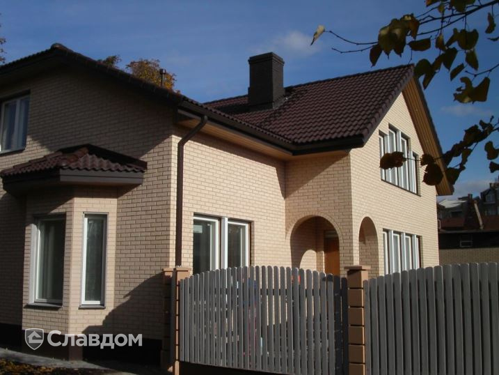 Коттедж с черной крышей с облицовкой кирпичом Terca Kuura гладкий