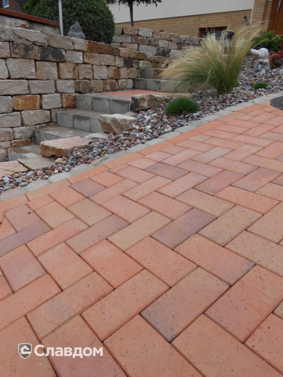 Дворовая территория частного дома с применением брусчатки Vandersanden Radeberg