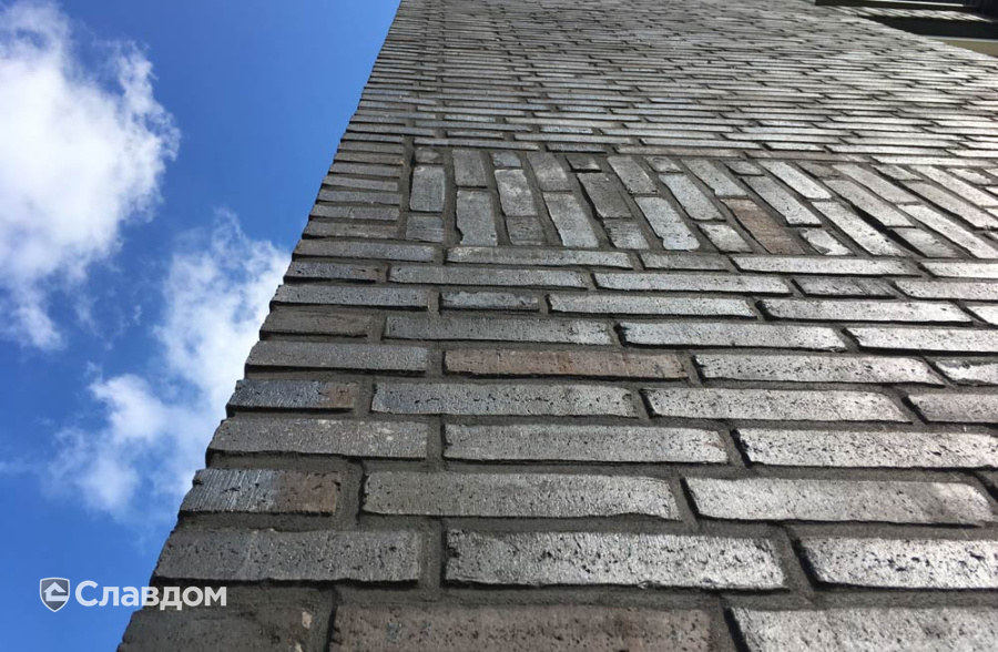 Частный дом с применением керамического кирпича ENGELS TIGHEL BRIK Basalt