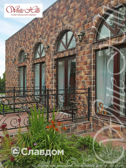 Поселок Александровская в Ленинградской области с использованием облицовочного камня White Hills Шинон 410-40