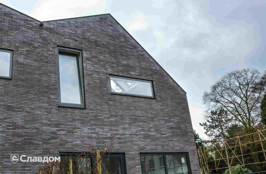 Загородный дом с облицовкой кирпичом MUHR 10 Violettblau geflammt