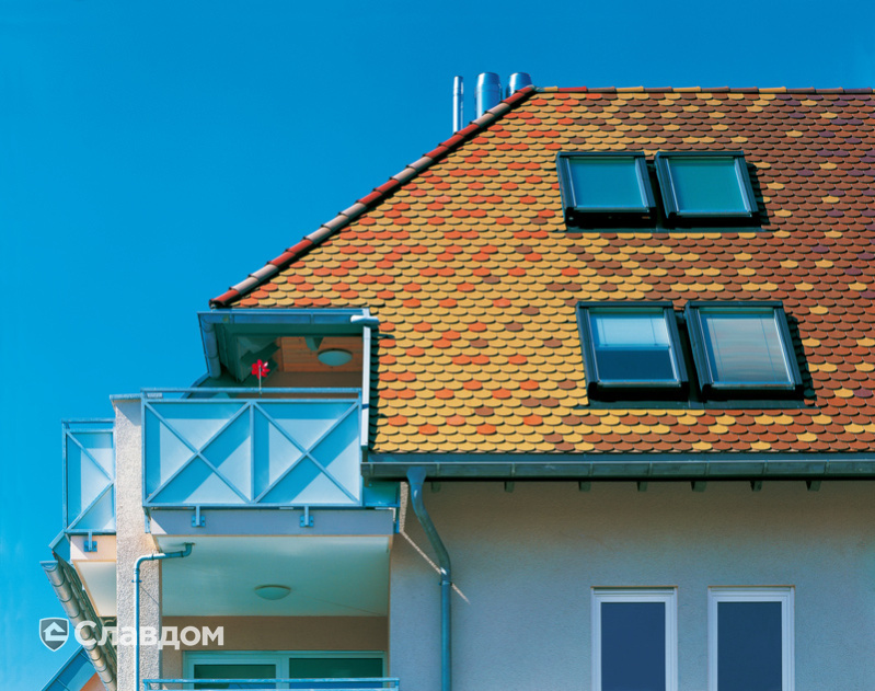 Многоэтажный жилой дом с градиентной крышей из черепицы Creaton Biber Klassik Kupferrot engobiert