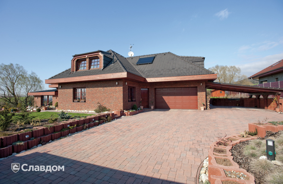 Загородный дом с облицовкой кирпичом ручной формовки MUHR Nr 7 Westfalisch-bunt