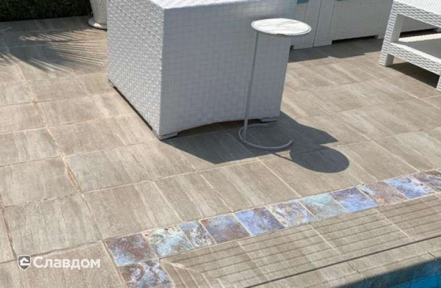 Бассейн с применением плитки Gres Aragon Columbia Aguamarina и Ocean Coral Bay