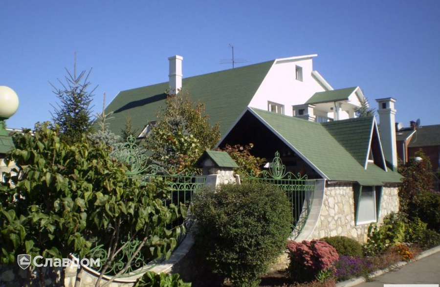 Дом с применением мягкой кровли TEGOLA Классик Зеленый с отливом