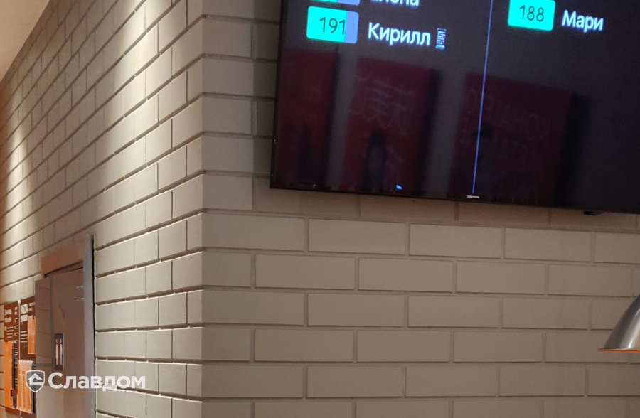Интерьер ресторана "ДОДО Пицца" с использованием плитки Uniceramix