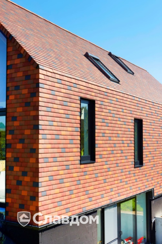 Жилой дом с применением керамической черепицы Koramic 301 Plain Tile Smooth Natural Red, Toscana Engobe, Amarant Engobem Braised Blue