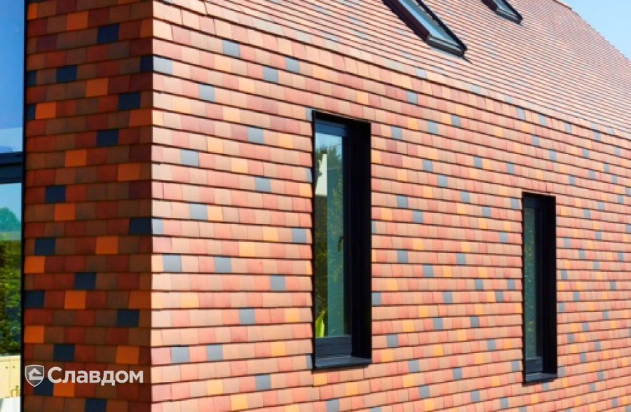 Жилой дом с применением керамической черепицы Koramic 301 Plain Tile Smooth Natural Red, Toscana Engobe, Amarant Engobem Braised Blue