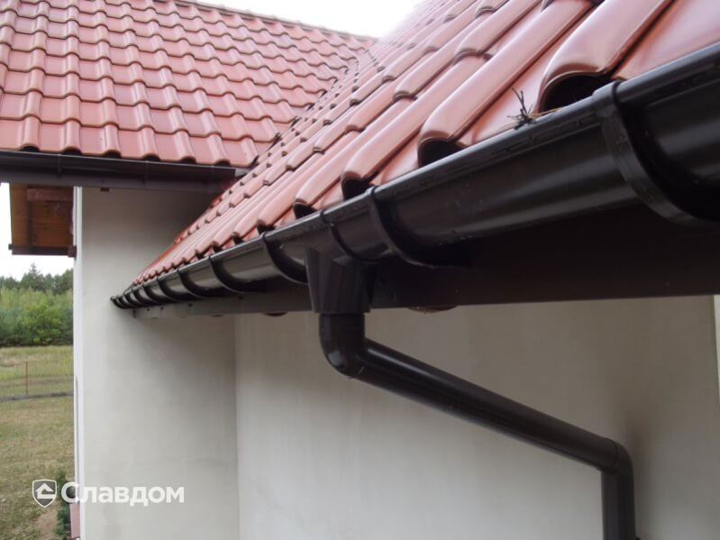 Загородный дом с применением водосточной системы GALECO PVC в темно-кричневом цвете